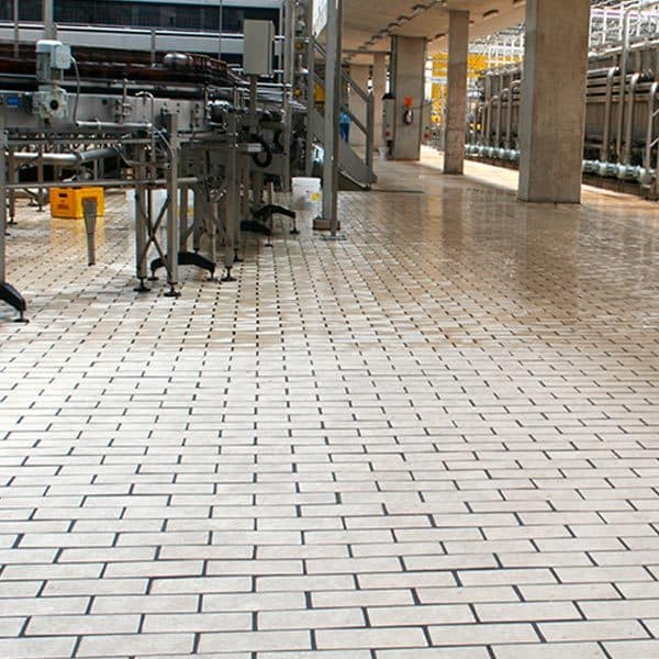 Piso antiácido em linha de produção